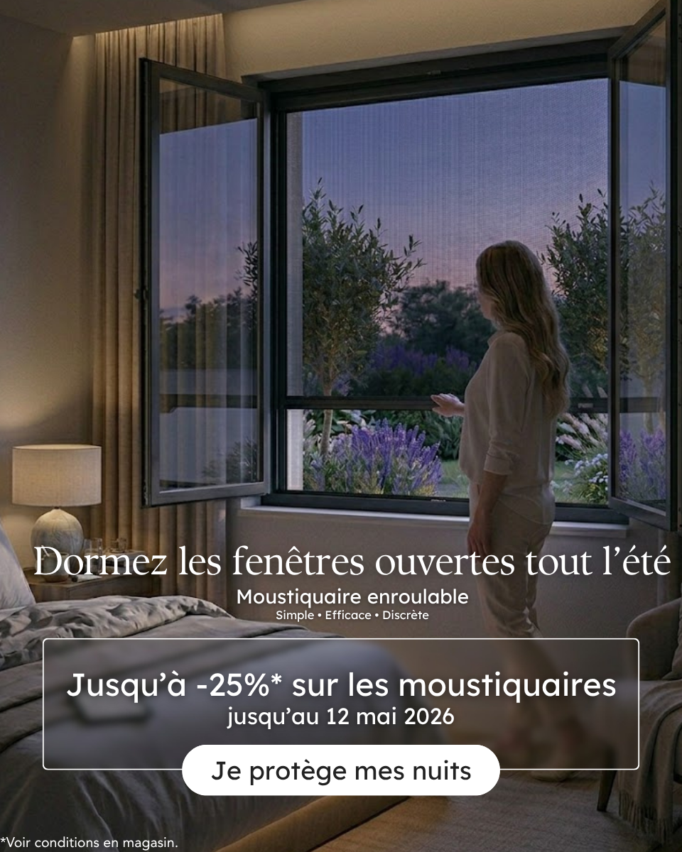 Chambre ouverte sur le jardin avec moustiquaire enroulable au crépuscule